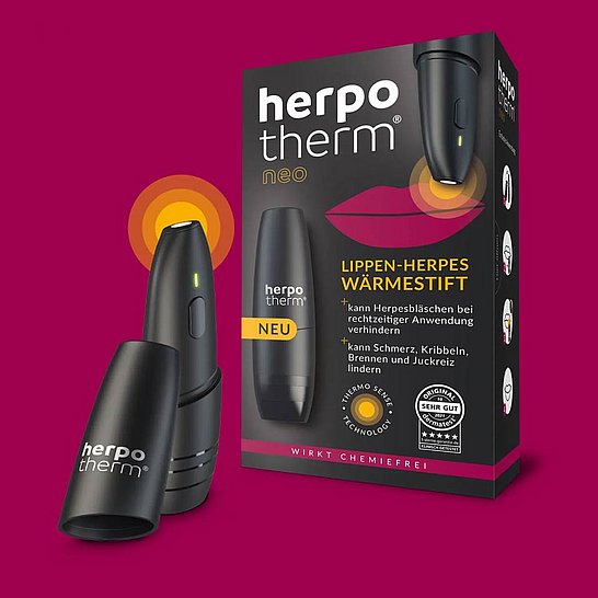herpes schnell loswerden Ein schwarzes Herpotherm Neo-Gerät steht neben seiner Verpackung. Diese zeigt Produktinformationen und Lippenbilder auf rosa Hintergrund. Der Text hebt das Gerät als Behandlung gegen Lippenherpes hervor.